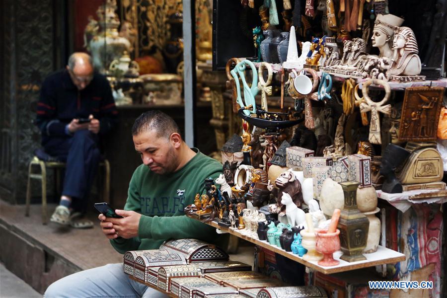 EGYPT-CAIRO-BAZAAR-YEARNING-CHINESE TOURISTS