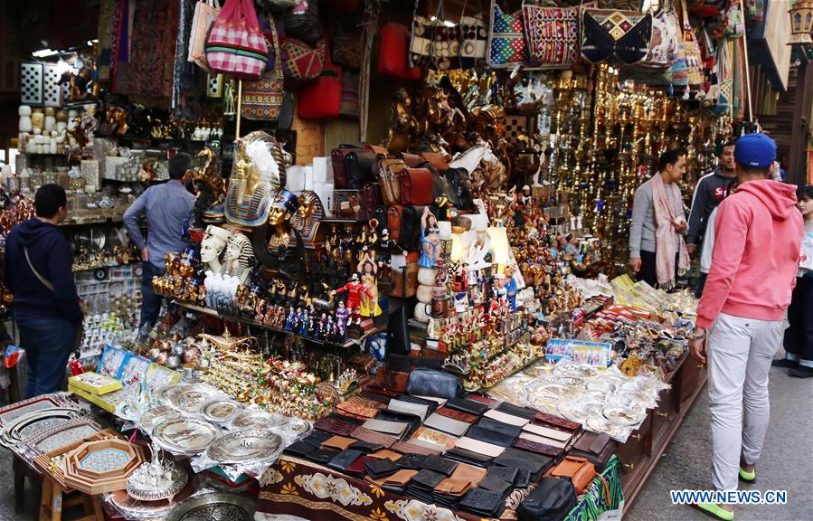 EGYPT-CAIRO-BAZAAR-YEARNING-CHINESE TOURISTS