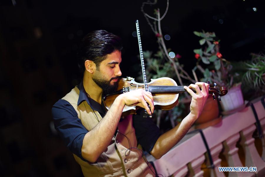 EGYPT-CAIRO-CURFEW-BALCONY CONCERT
