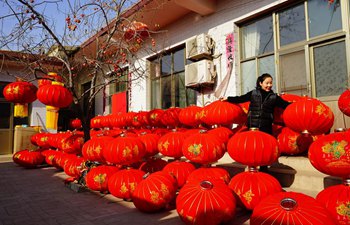 People make red lanterns to meet market demand in China's Hebei
