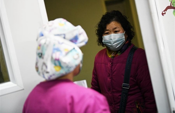 Medical workers, volunteers make protective masks in Xi'an