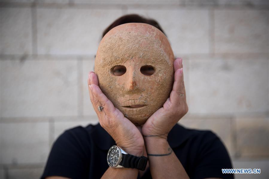 MIDEAST-JERUSALEM-IAA-PRE-HISTORIC STONE MASK-DISCOVERY