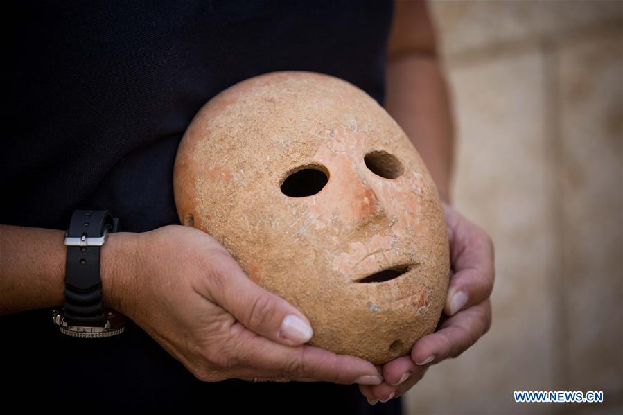 MIDEAST-JERUSALEM-IAA-PRE-HISTORIC STONE MASK-DISCOVERY