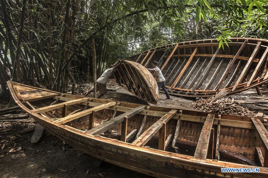 INDIA-KOLKATA-TRADITIONAL BOAT MAKING