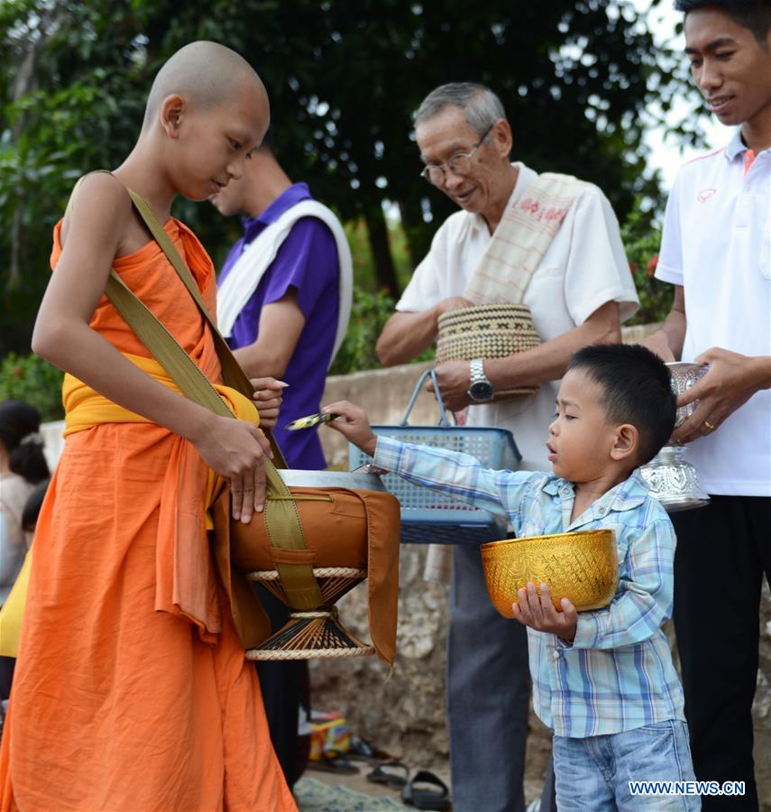 LAOS-LUANG PRABANG-TAK BAT-CEREMONY