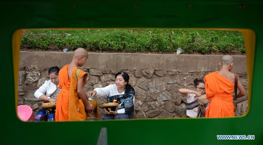 LAOS-LUANG PRABANG-TAK BAT-CEREMONY
