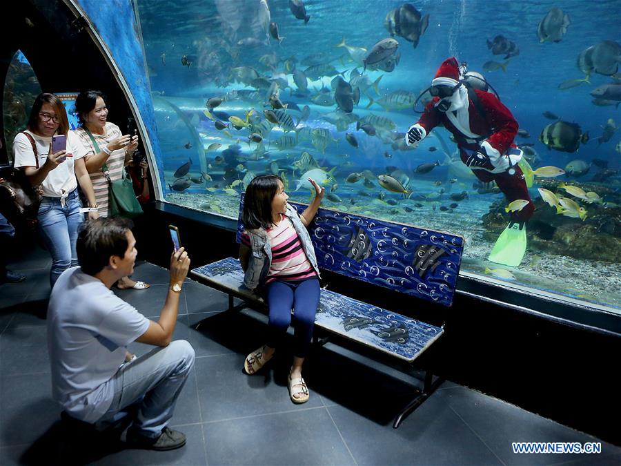 PHILIPPINES-MANILA-OCEAN PARK-UNDERWATER-SANTA CLAUS
