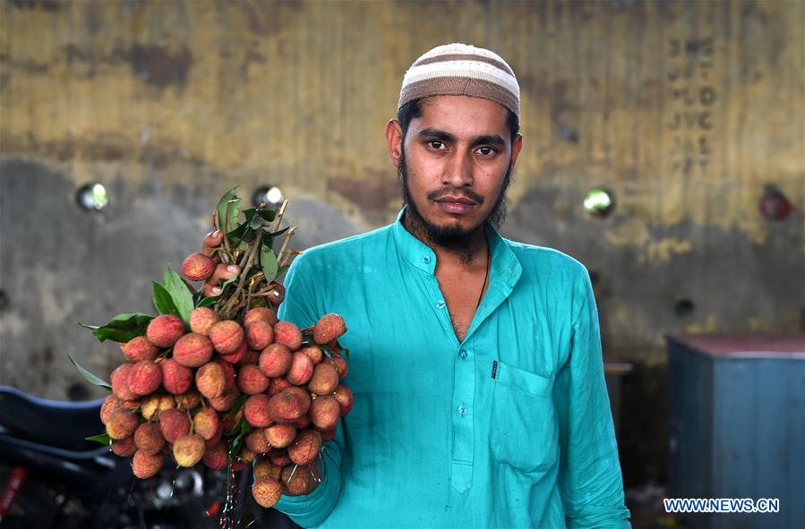 INDIA-NEW DELHI-FRUITS-ON SALE