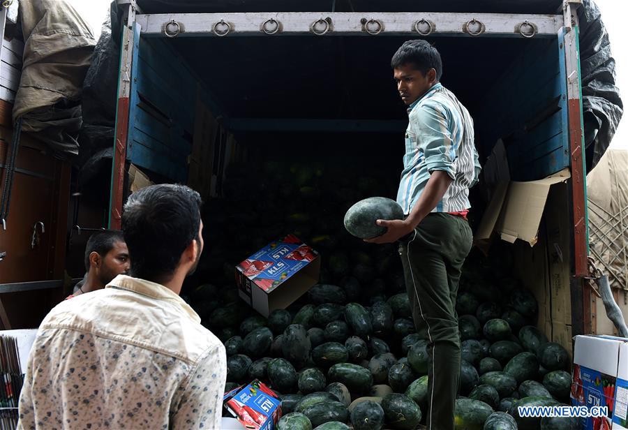 INDIA-NEW DELHI-FRUITS-ON SALE