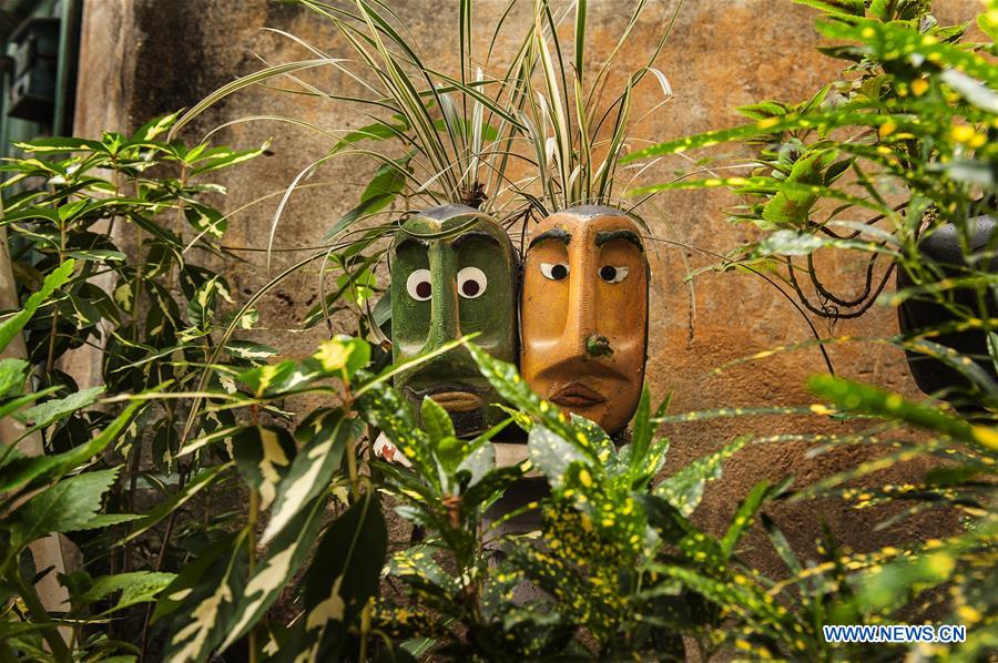 INDIA-KOLKATA-GARDEN-REUSED WASTE