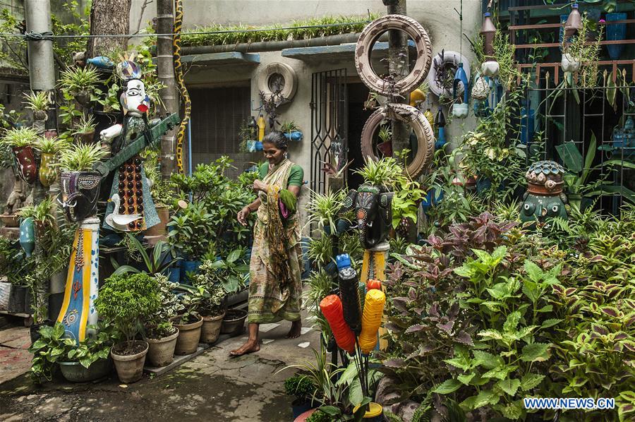INDIA-KOLKATA-GARDEN-REUSED WASTE
