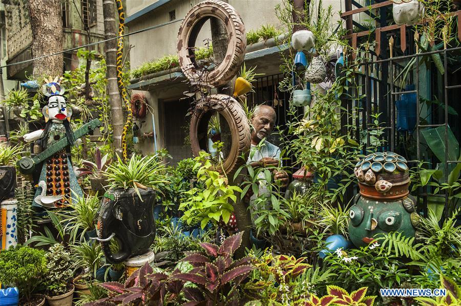 INDIA-KOLKATA-GARDEN-REUSED WASTE