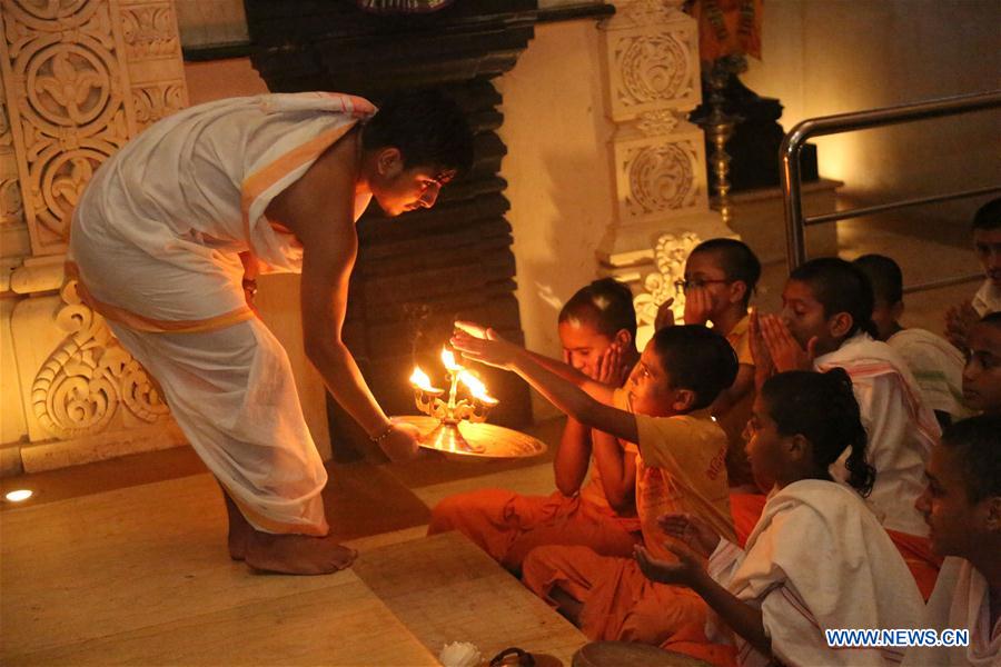 hinduism people praying