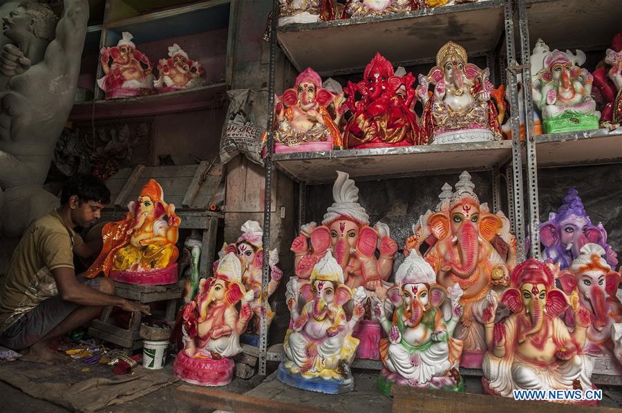 INDIA-KOLKATA-GANESHA STATUE-CRAFTSMANSHIP