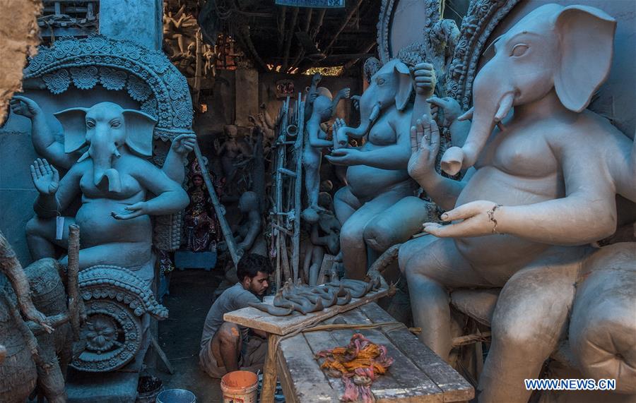 INDIA-KOLKATA-GANESHA STATUE-CRAFTSMANSHIP