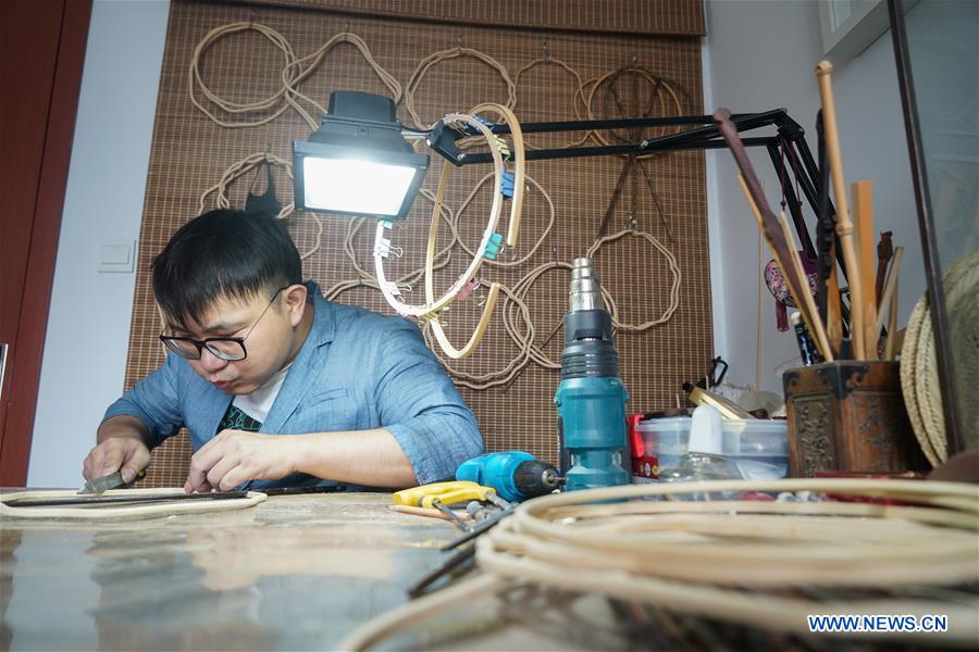 CHINA-JIANGSU-KESI-CRAFTSMAN (CN)