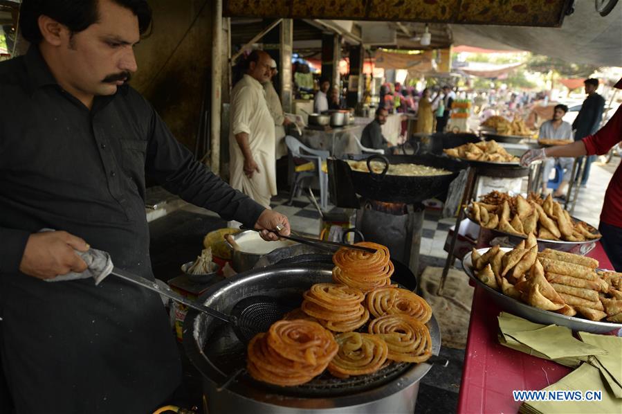 PAKISTAN-RAWALPINDI-SNACK-JALEBI-MAKING