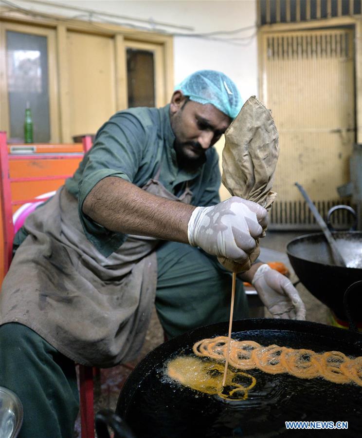 PAKISTAN-RAWALPINDI-SNACK-JALEBI-MAKING