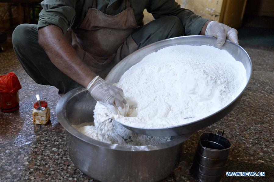 PAKISTAN-RAWALPINDI-SNACK-JALEBI-MAKING