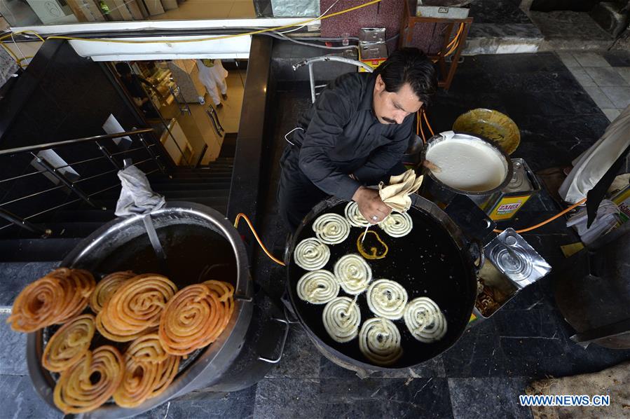 PAKISTAN-RAWALPINDI-SNACK-JALEBI-MAKING