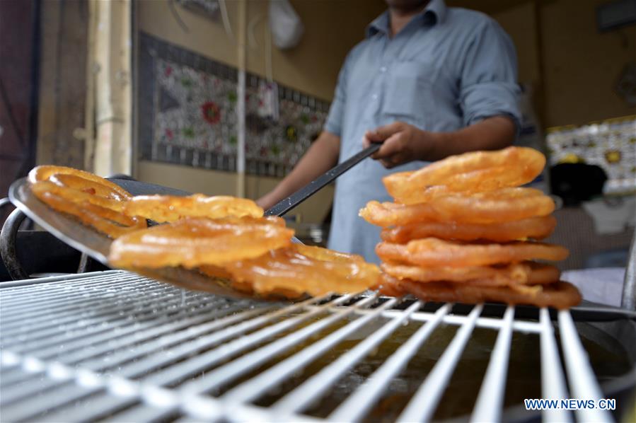 PAKISTAN-RAWALPINDI-SNACK-JALEBI-MAKING