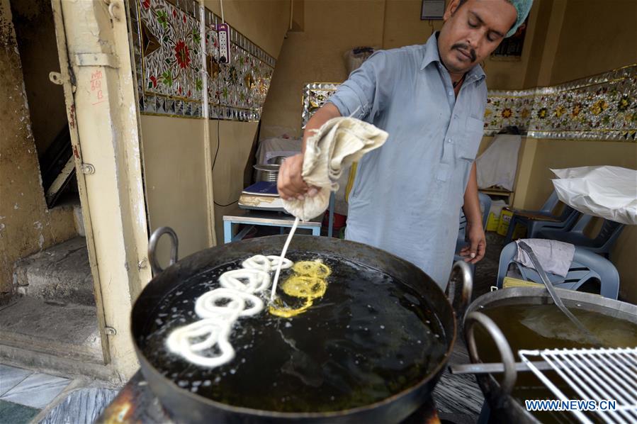 PAKISTAN-RAWALPINDI-SNACK-JALEBI-MAKING
