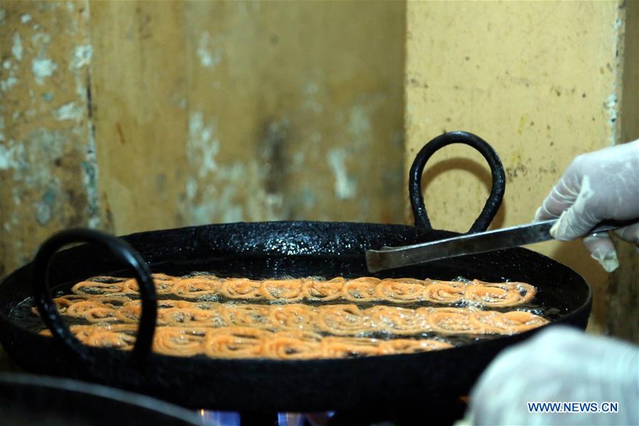 PAKISTAN-RAWALPINDI-SNACK-JALEBI-MAKING