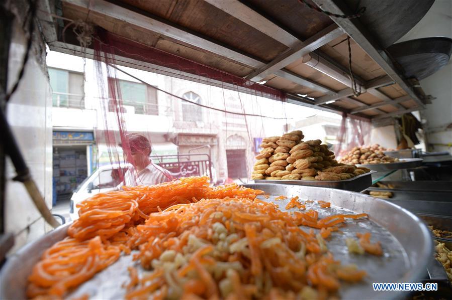 PAKISTAN-RAWALPINDI-SNACK-JALEBI-MAKING