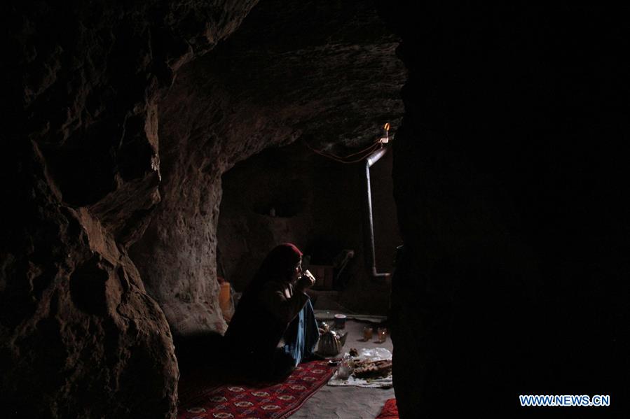 AFGHANISTAN-BAMYAN-CAVE-HOME
