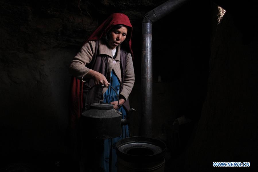 AFGHANISTAN-BAMYAN-CAVE-HOME