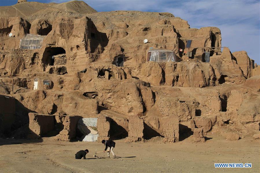 AFGHANISTAN-BAMYAN-CAVE-HOME