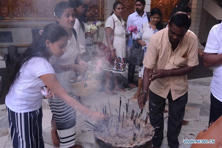 SRI LANKA-COLOMBO-NEW YEAR-TEMPLE PRAYER 