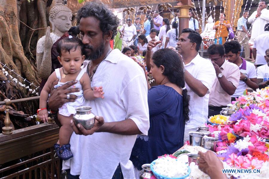 SRI LANKA-COLOMBO-NEW YEAR-TEMPLE PRAYER 