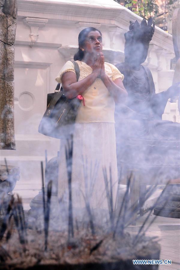 SRI LANKA-COLOMBO-NEW YEAR-TEMPLE PRAYER 