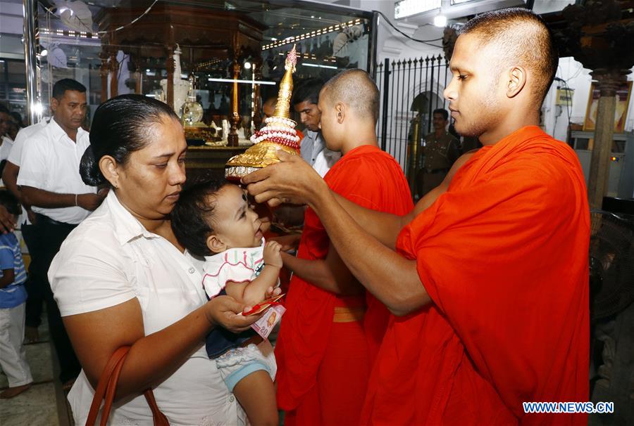 SRI LANKA-COLOMBO-NEW YEAR-TEMPLE PRAYER 