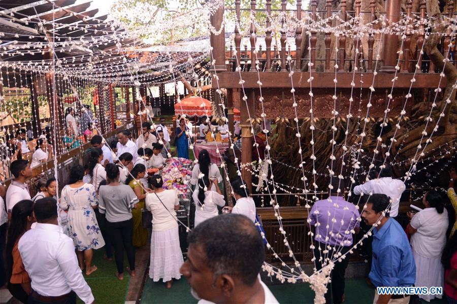 SRI LANKA-COLOMBO-NEW YEAR-TEMPLE PRAYER 