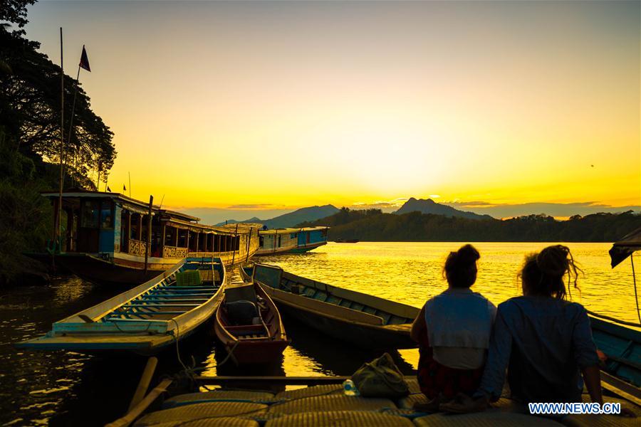 LAOS-LUANG PRABANG-MEKONG RIVER-SUNRISE-SUNSET
