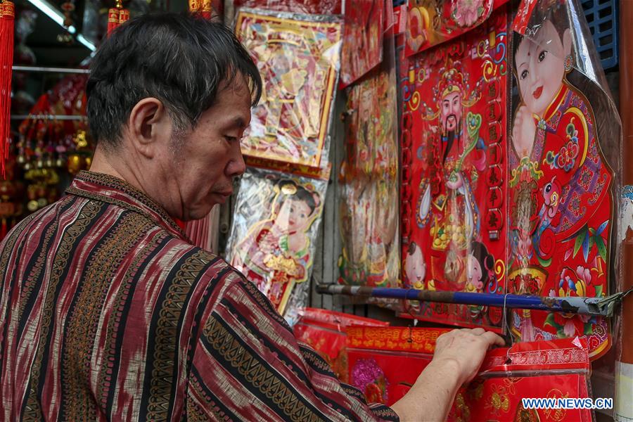 PHILIPPINES-MANILA-CHINATOWN-LUCKY CHARMS AND DECORATIONS