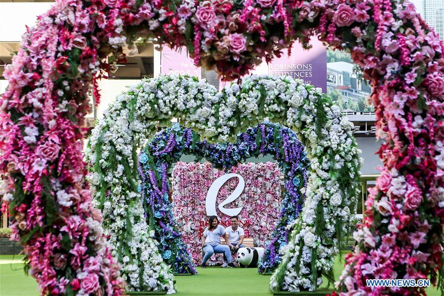 PHILIPPINES-QUEZON-VALENTINE'S DAY DECORATION