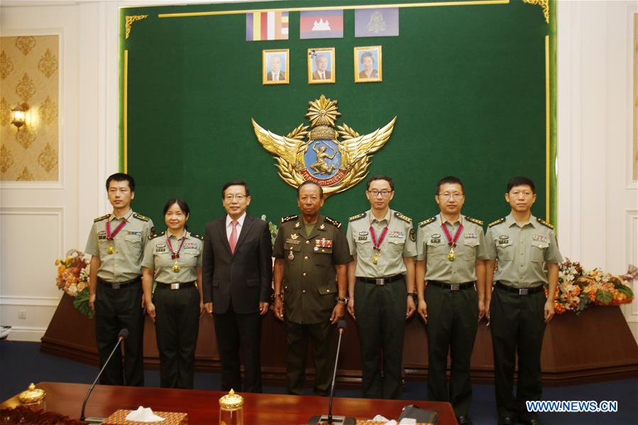 CAMBODIA-PHNOM PENH-CHINESE MILITARY DOCTORS-HONORABLE MEDAL