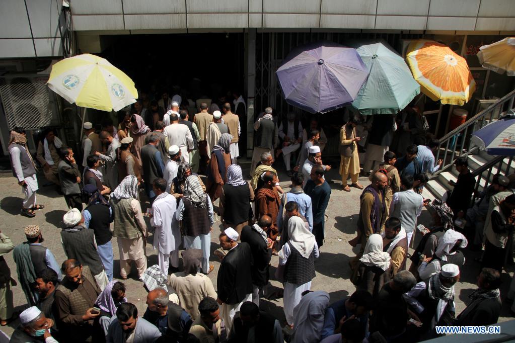Main money exchange market reopens in Kabul, crowds remain outside banks source Xinhua