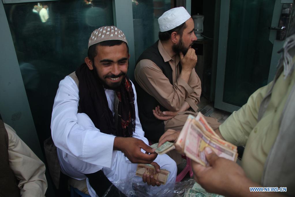 Main money exchange market reopens in Kabul, crowds remain outside banks source Xinhua