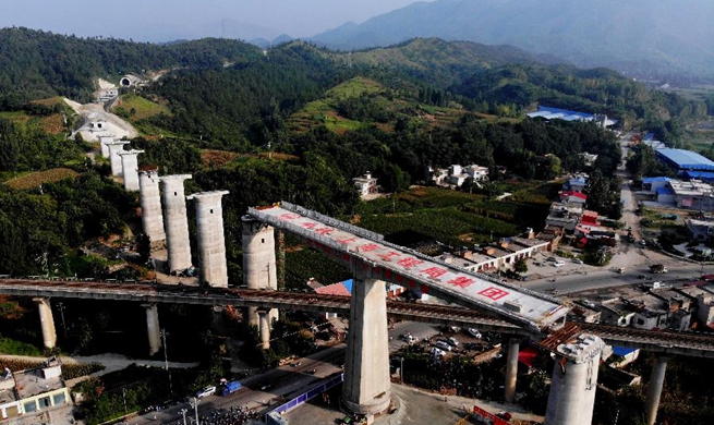 Grand bridge over Nanjing-Xi'an railway completes rotation construction
