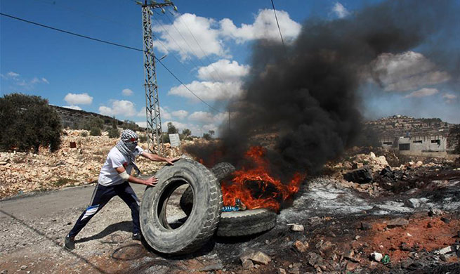 Palestinian protesters clash with Israeli soldiers in West Bank city of Nablus