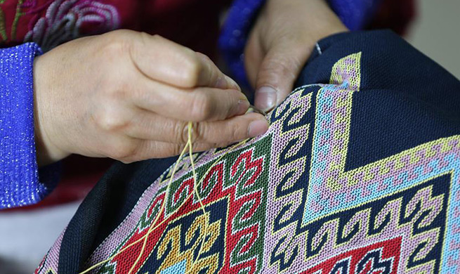 Workers make tapestry of Tujia ethnic group in central China's Hunan