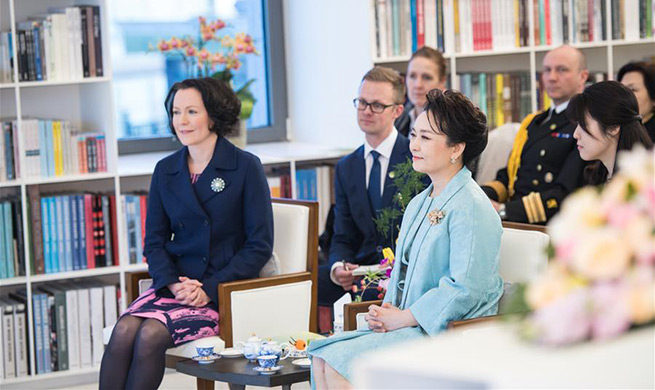 Peng Liyuan attends performance with Finnish first lady