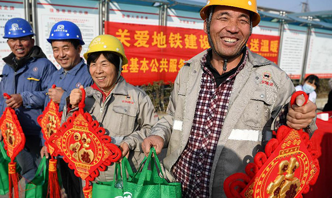 Volunteers in Hefei provide physical checks, gifts for migrant workers