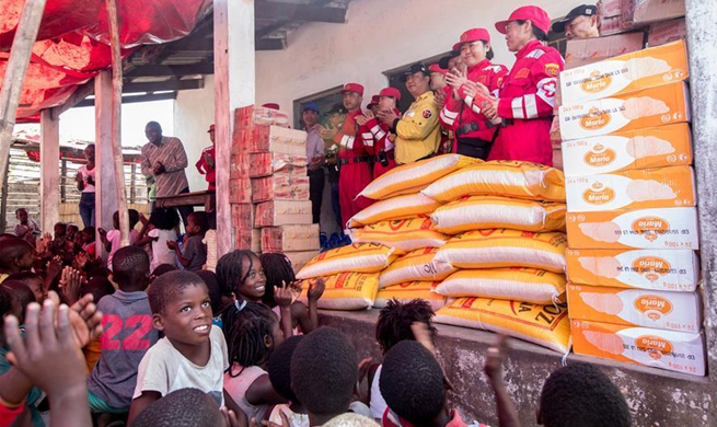 Chinese rescuers donate supplies to cyclone victims in central Mozambique