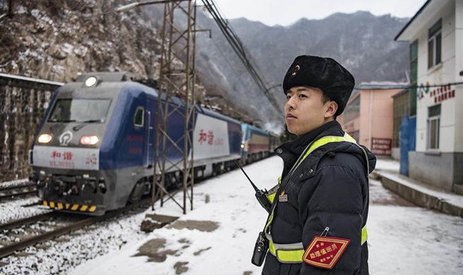 Pic story of staff members at Qingshiya Railway Station in NW China