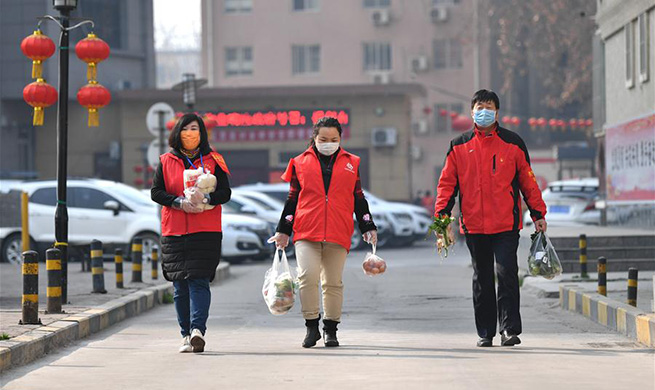 Community staff, volunteers help quarantined residents with daily lives in Xi'an, NW China's Shaanxi